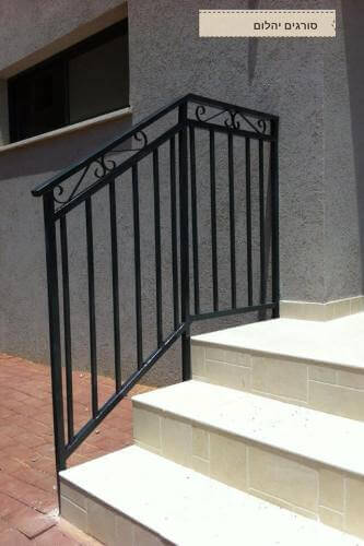 מעקה למדרגות